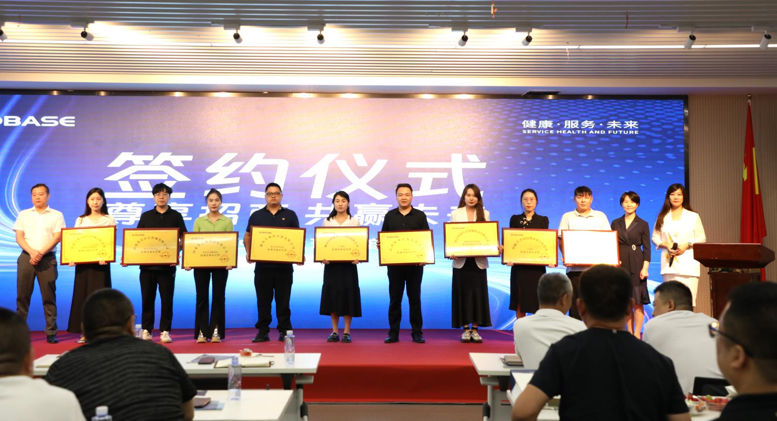 簽約.jpg 簽約.jpg